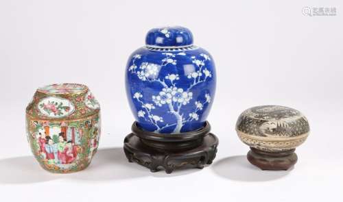 Chinese porcelain, to include a 19th Century Canton porcelain barrel shaped container, 12cm high,