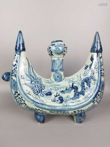 A BLUE AND WHITE BOAT SHAPED WATER POT