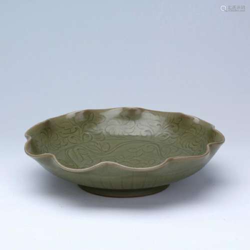 A YueYao carved lotus leaf form plate