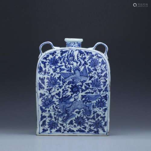 An early blue/whtie flask vase