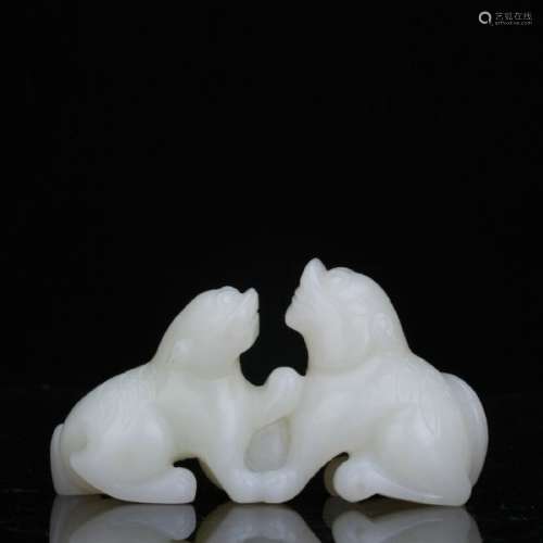 A white jade carved two beasts ornament