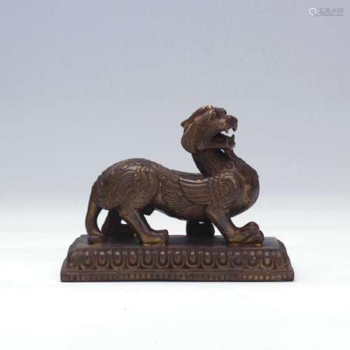 A Qing dynasty bronze paperweight, beast