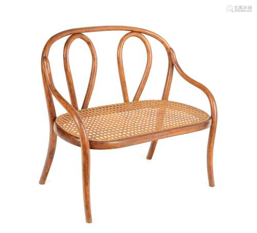 PUPPENKANAPEE NR. 1. Gebrüder Thonet. Wien. Um 1900. Buchenholz, massiv gebogen, Geflecht. 32x36,