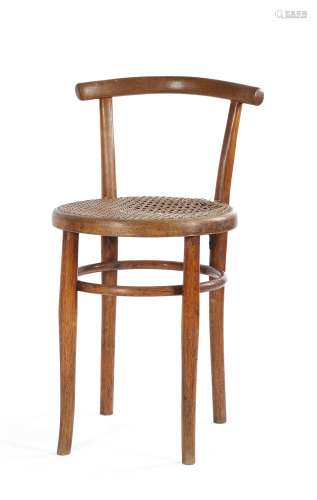 STOCKERL MIT LEHNE. Gebrüder Thonet. Wien. Zwischen 1903-1918. Buchenholz, massiv gebogen, Geflecht.