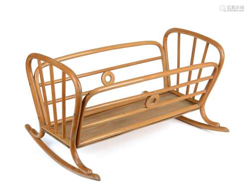 PUPPENWIEGE NR.2. Gebrüder Thonet. Wien. Um 1900. Buchenholz, massiv gebogen, Sperrholz. 35,5x62,