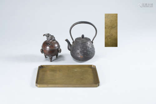 乳釘紋鐵壺 銅象鈕三足香爐 黃銅人物紋茶盤 三件