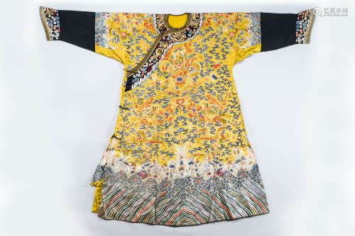 黃地刺繡龍袍