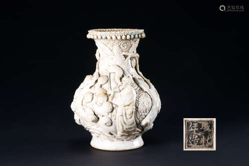 清代  白瓷雕瓷松樹人物紋瓶