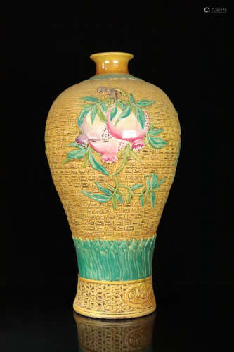 18-19TH CENTURY, A FLORIAL DESIGN PORCELAIN VASE, LATE QING DYNASTY