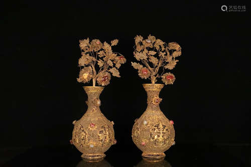 7-9TH CENTURY, A PAIR OF FLORIAL DESIGN GILT SILVER VASES, TANG DYNASTY