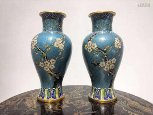 17-19TH CENTURY, A PAIR OF CLOISONNE VASES, QING DYNASTY
