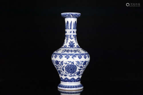 17-19TH CENTURY, A FLORIAL DESIGN PORCELAIN VASE, QING DYNASTY