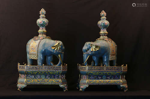 17-19TH CENTURY, A PAIR OF ELEPHANT DESIGN FIGURES, QING DYNASTY