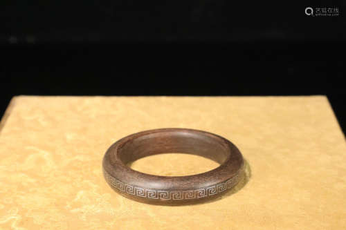 18-19TH CENTURY, A SPIRAL PATTERN AGILAWOOD BANGLE, LATE QING DYNASTY