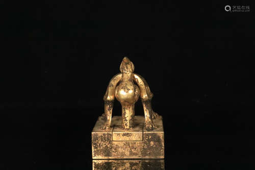 14-16TH CENTURY, AN OLD TIBETAN STORY DESIGN GILT BRONZE SEAL, MING DYNASTY