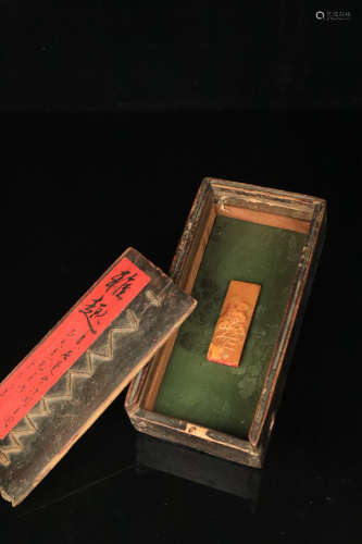 18-19TH CENTURY, A STORY DESIGN FIELD YELLOW STONE SEAL, LATE QING DYNASTY