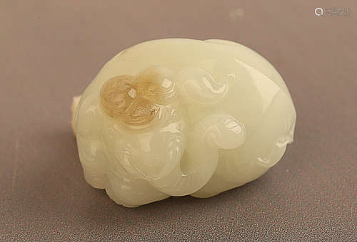 17-19TH CENTURY, A CARVED HETIAN JADE LIE DOWN ELEPHENT, QING DYNASTY