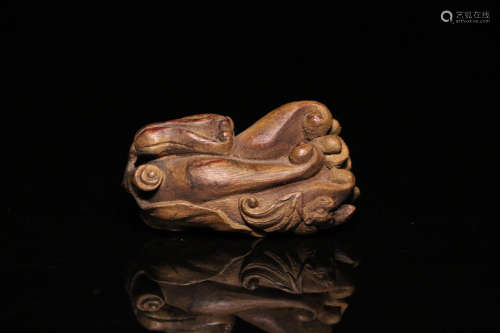 A CHENXIANG WOOD CARVED CHAYOTE SHAPED PENDANT