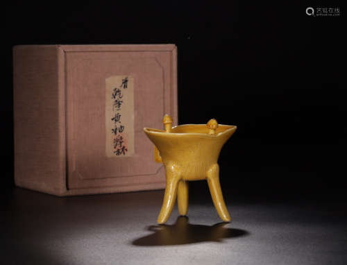 A YELLOW GLAZED THREE FEET JUE CUP