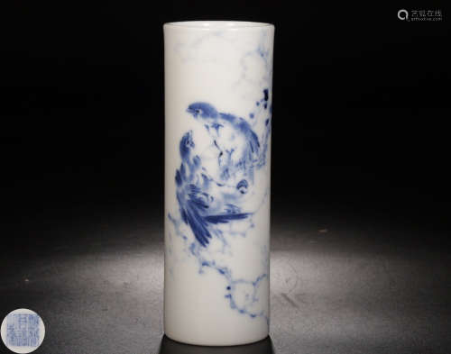 A BLUE AND WHITE PATTERN PEN HOLDER