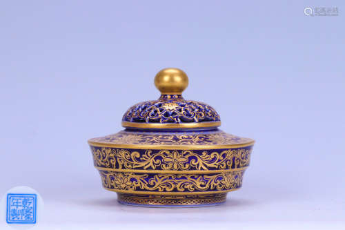 A GOLD FLORAL PATTERN CENSER WITH HOLLOW COVER