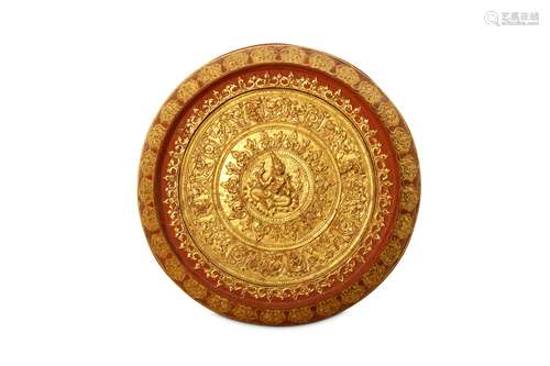 A LARGE CIRCULAR BURMESE RED LACQUER AND GILT WALL PLAQUE.