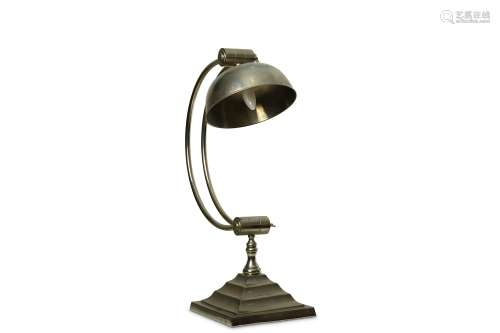 A LARGE VINTAGE-STYLED DESK LAMP.