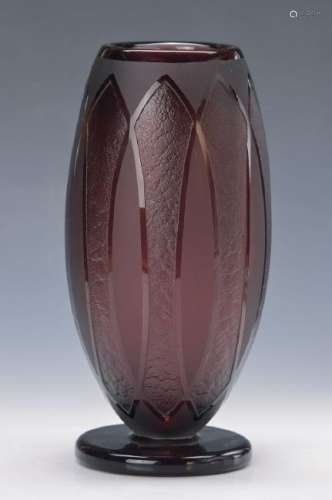 Large foot vase, tailor, 1928-30, lilac crystal