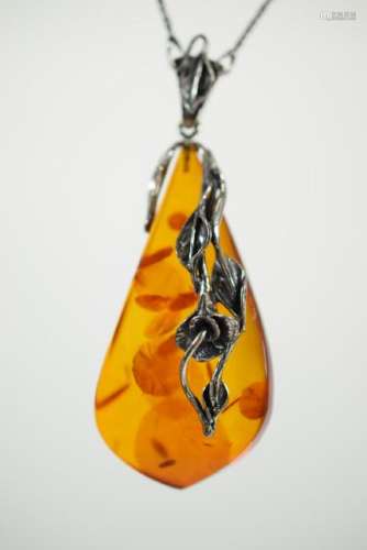STERLING SILVER & AMBER PENDANT NECKLACE