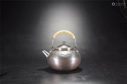 A SILVER CASTED CLOUD PATTERN POT