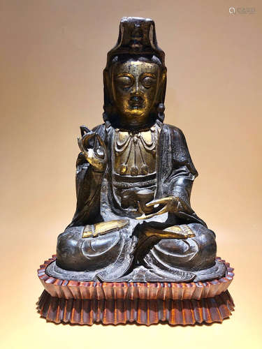 A GILT BRONZE CASTED GUANYIN BUDDHA