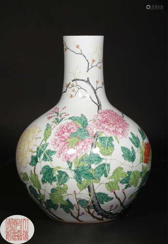 A FAMILLE ROSE FLORAL PATTERN VASE