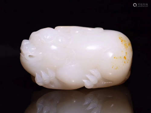 A HETIAN JADE CARVED PIXIU BEAST PENDANT