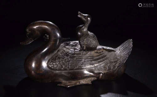 A BRONZE CASTED GOOSE SHAPED ORNAMENT