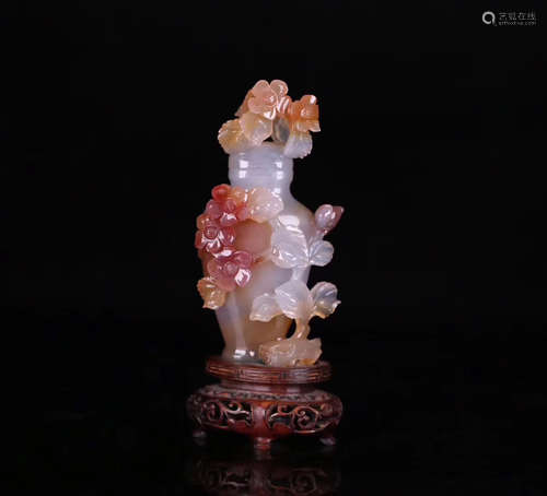 AN AGATE CARVED FLORAL SHAPE VASE