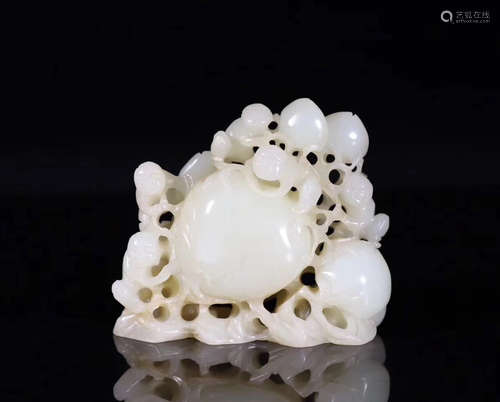 A HETIAN JADE CARVED PEACH SHAPED PENDANT