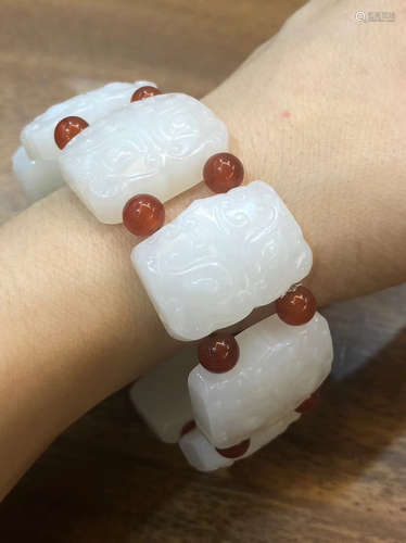 A HETIAN WHITE JADE CARVED BEAST SHAPED BRACELET