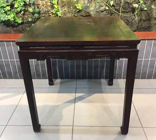 A RED WOOD CARVED SQUARE TABLE