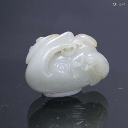 A WHITE JADE CARVED PENDANT, QING DYNASTY