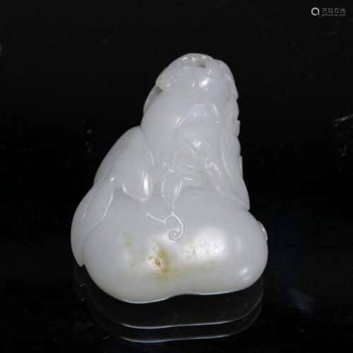 A WHITE JADE CARVED PENDANT, QING DYNASTY