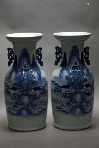 A PAIR OF BLUE AND WHITE PORCELAIN VASE