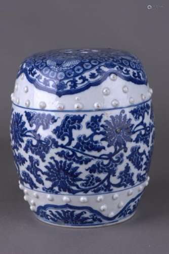 A BLUE AND WHITE PORCELAIN STOOL