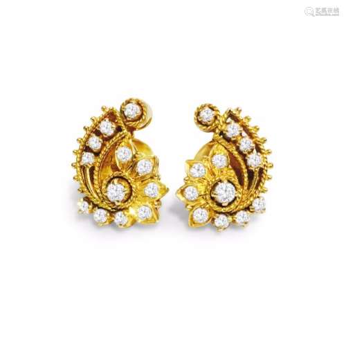 18K Yellow Gold 1 carat vintage Diamond Earrings.