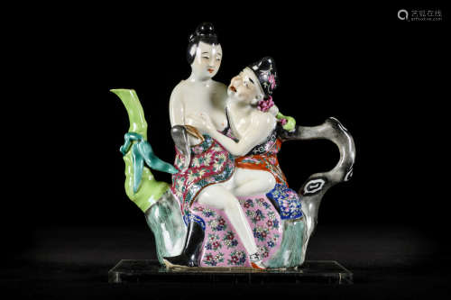 Anthropomorfic ewer in Chinese porcelain 'erotic scene'