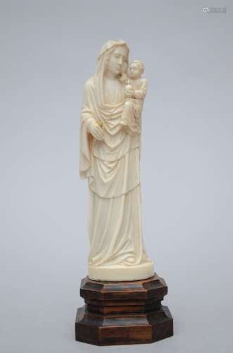 Sculpture in ivory 'madonna and child'
