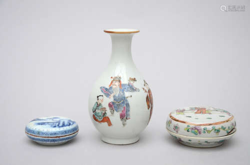 Lot: small vase and two boxes in Chinese porcelain