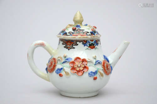 Teapot in Chinese porcelain with relief decoration