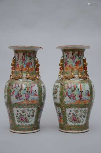 A pair of gilt Canton vases in Chinese porcelain