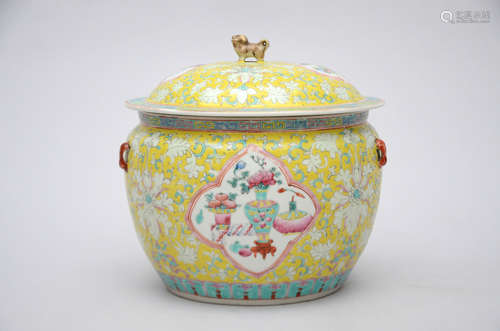 Lidded jar in Chinese porcelain with yellow background