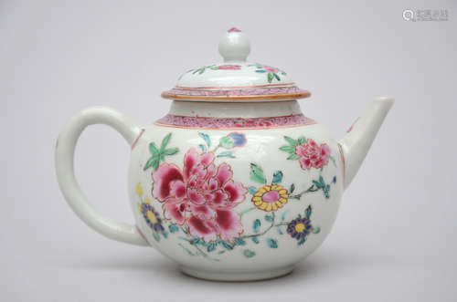 Teapot in Chinese famille rose porcelain 'flowers'